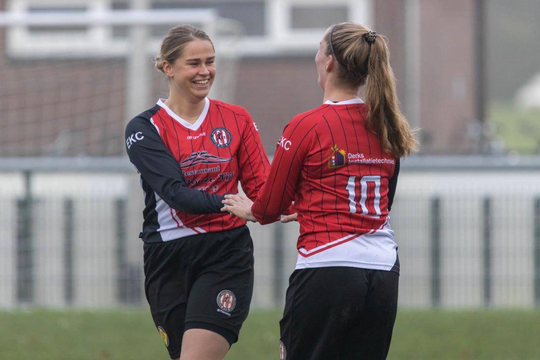 Foto: Emma Postma (links) feliciteert zus Rebecca met de 5-0.