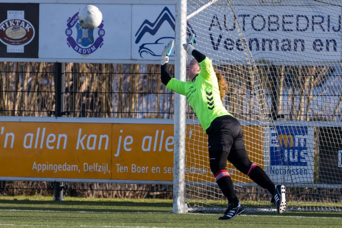 Eén van de reddingen van EKC-keepster Nikki Werkman